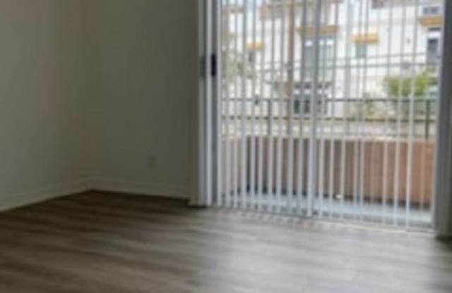 1210 N Las Palmas Ave