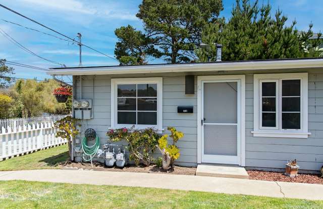 Charming Sunny Pacific Grove Duplex - Available Mid June - 605 2nd Street, Pacific Grove, CA 93950