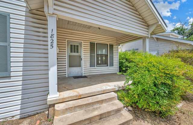 Spacious 3 Bed - 1 Bath House Near Downtown