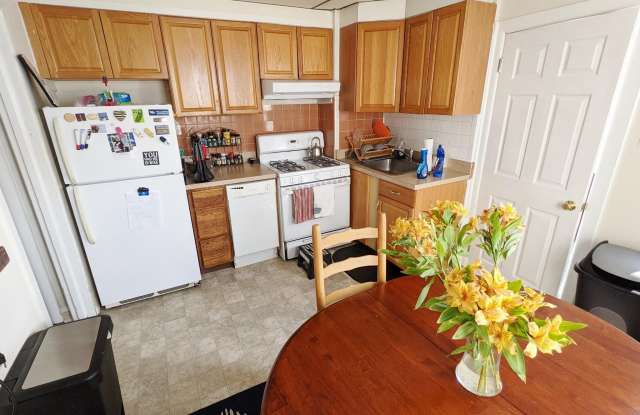 Photo of 728 W RAILROAD Avenue