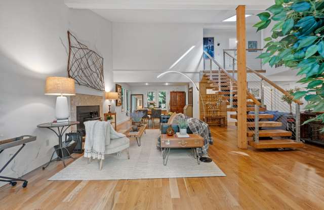 9999 Ne Beach Crest Dr