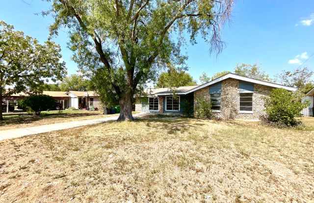 Spacious 4-Bedroom Home with Huge Backyard in San Antonio