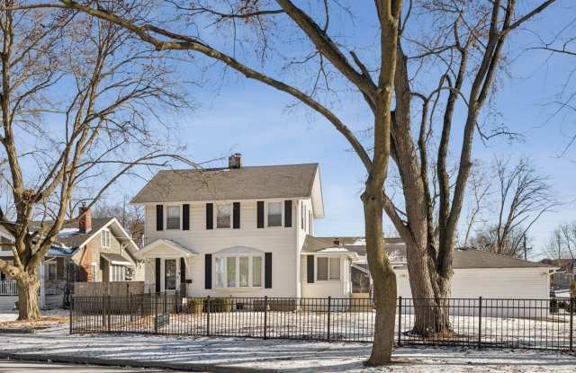 Photo of 713 Warrenville Road