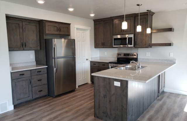 Beautiful 4-Bedroom Townhome in Prime Springville Location!