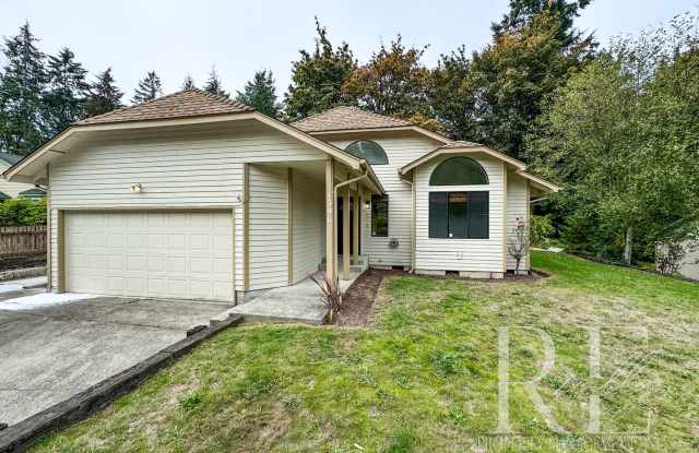 Your Charming Rustic Retreat- 3 Bedroom With Wrap-A-Round Yard