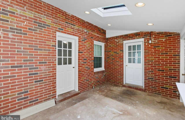 33 N FENWICK Street unit: 1