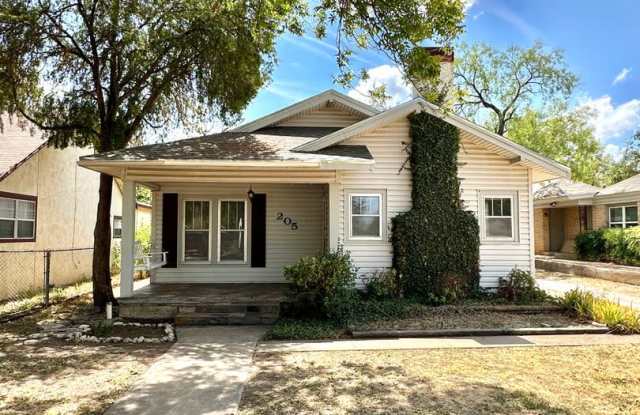 Charming 3 Bedroom Home For Lease!! photos photos