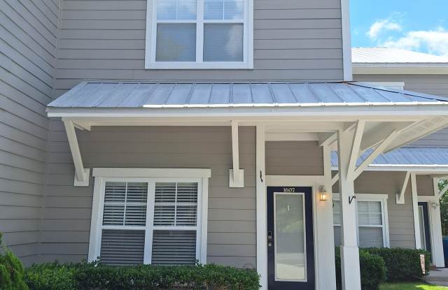 1607 Shoreline Place