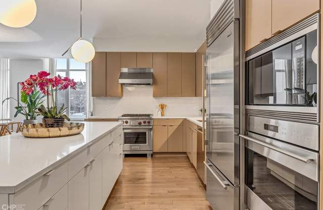 540 W Webster Avenue