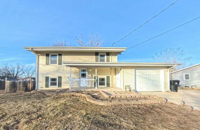 Newly updated 3 bedroom 1.5 bathroom-located in Adel