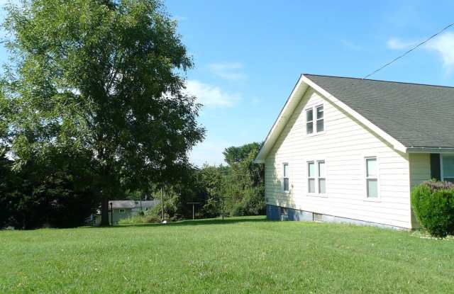 Charming Home with Large Backyard Near Radford University