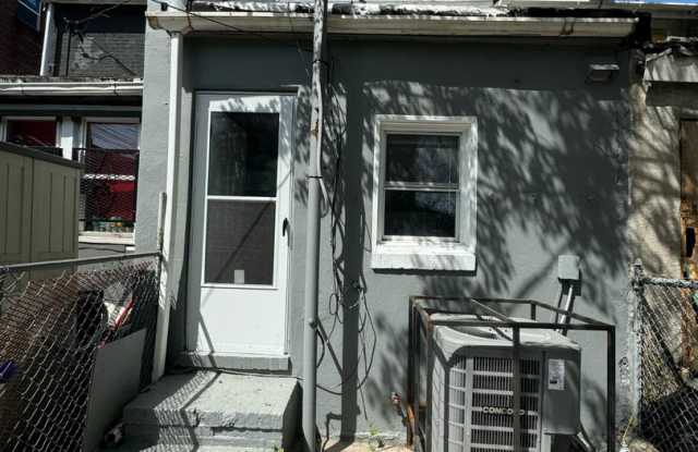 1BD/1BA + Den Townhouse For Rent!