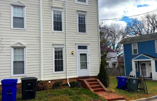 2011 N OAKLAND Street