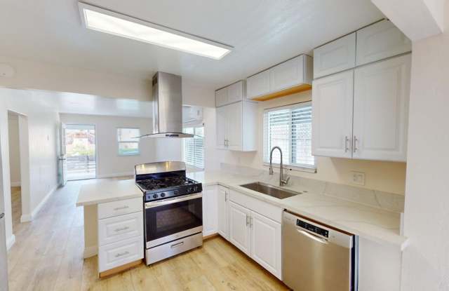 Charming 2 bed, 1.5 bath home with views of Downtown!