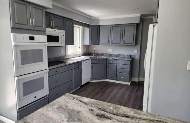 148 Russells Mills Rd Dartmouth, MA 3 Bedrooms, 2 Bathrooms