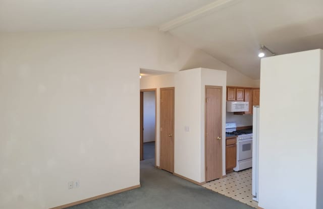 *MOVE IN SPECIAL * 1ST FULL MONTH FREE* 3 Bedroom Home North End Of Northwood - Great Location