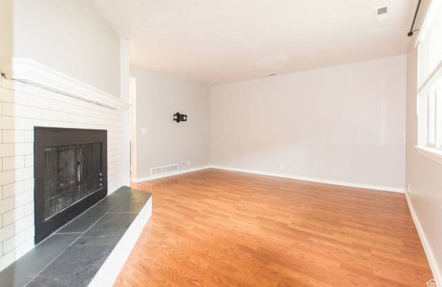 Beautiful Townhome in Excellent Holladay Location!