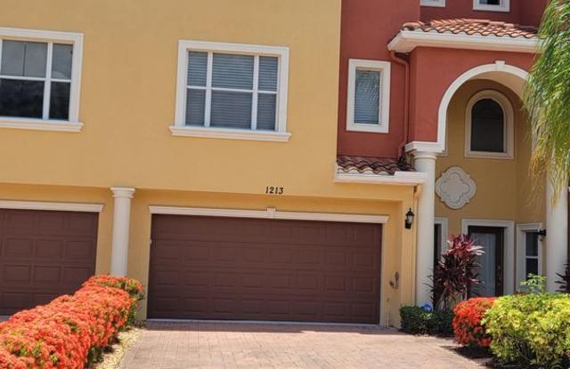 Annual UNfurnished renovated 4/4 townhome with water views at the Manatee River in Palmetto