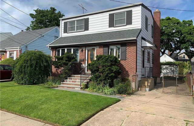 220 Pershing Parkway - 220 Pershing Parkway, Mineola, NY 11501