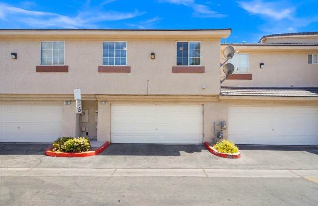 Contemporary 3 Bedroom Townhouse in Gated Community