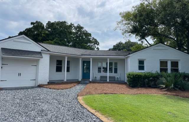 Photo of Old Village Cottage - 1.5 Blocks to Pitt Street Bridge