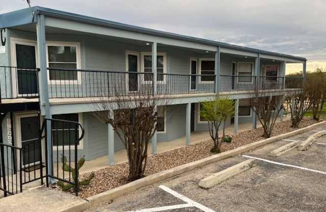 Beautiful 1/1 Condo at Canyon Lake / Includes Water & Trash & Cable