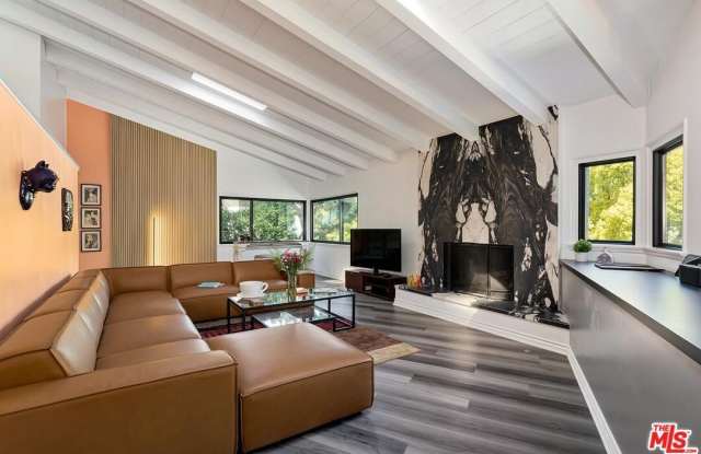 3141 Lake Hollywood Dr