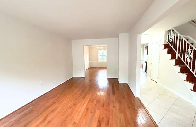 208 COMMONS Drive NW