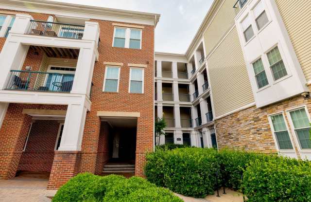 Elegant 2BD Condo with Unbeatable Access & Premium Features in Arlington w/ Parking!