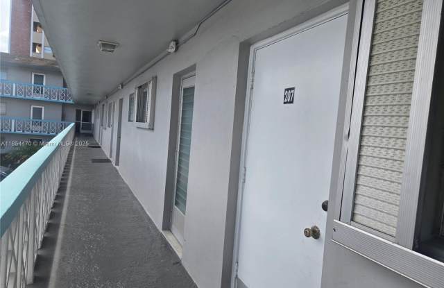 1021 Crystal Lake Dr