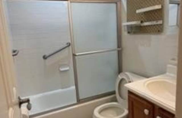 717 Willis Avenue unit: 4B