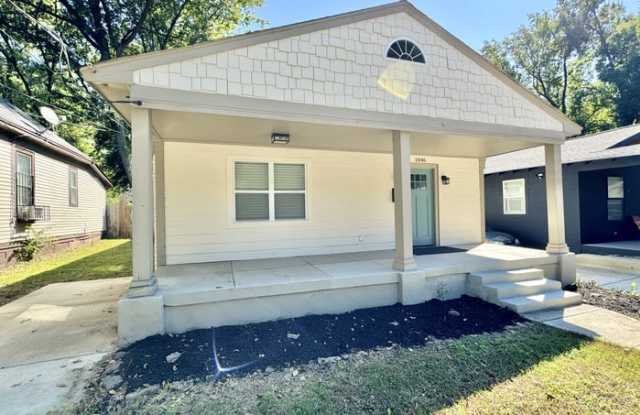 1046 Tanglewood Street