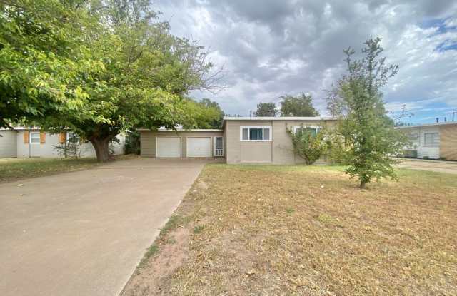 Photo of 3 bed 1 bath 2 car garage now available in the medical district