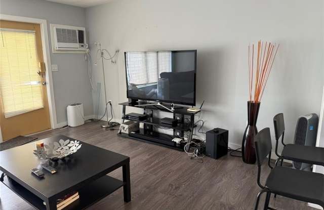 Photo of 1110 N Riverside Dr