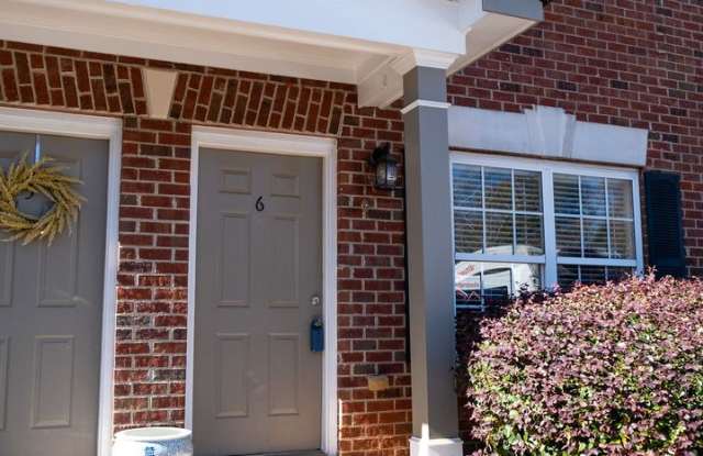 Available Now: 2 Bedroom, 2.5 Bath Condo in East Athens