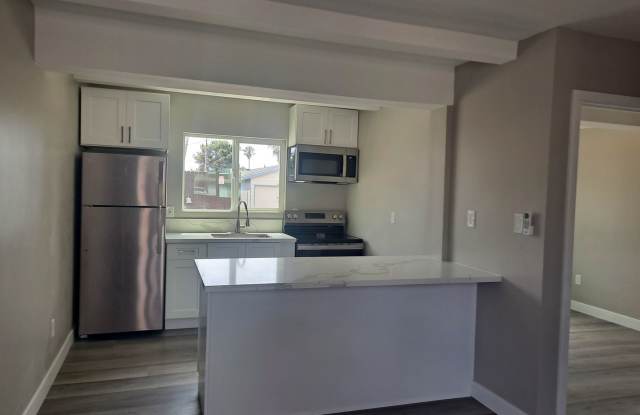 Pacific Beach - Washer  Dryer in Unit/AC/ 1 Assigned Parking Space