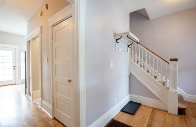 Photo of 733 E 27th St