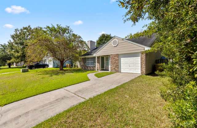 3 Bedroom, 2 Bath Home Within Walking Distance to School/Shopping
