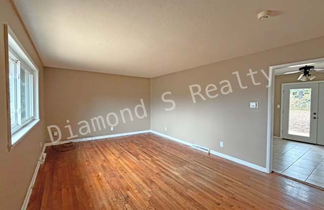 3 Bedroom Home Close to Sunshine and 65!