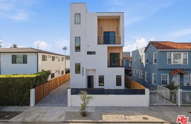 2837 S Redondo Blvd unit: 1/2