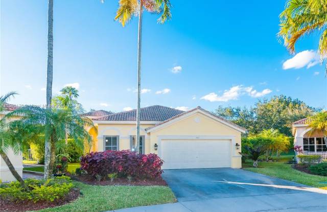 885 Tanglewood Cir