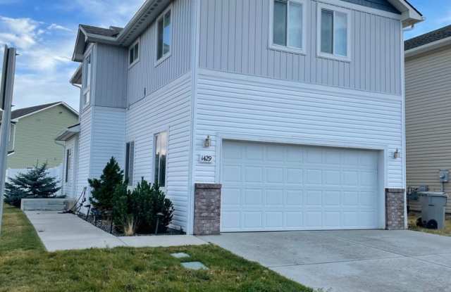 Newer 3 bedroom, 2.5 bathroom on Sunnyside Hill!