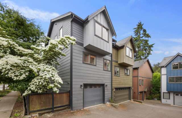 West Seattle - Large Bright 2 Bedroom 1.75 bath Delridge Townhouse