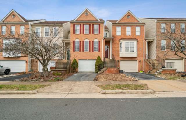 Spacious & Bright 3bd/2.5 brick front TH in Sterling, VA!