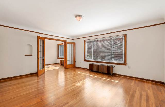 BEAUTIFULLY Remodeled, SPACIOUS Studio in Queen Anne! Classic, Charming Building!
