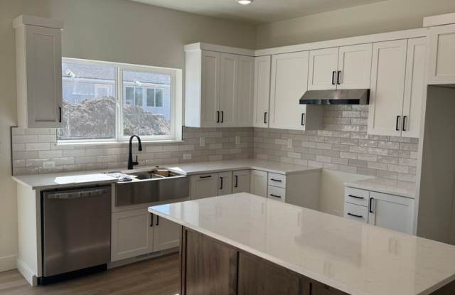 TWIN HOME FOR RENT IN SUGAR CITY - 3 BEDROOMS 2 FULL BATHROOMS