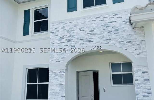 1695 SE 27th Rd