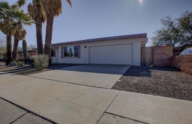 4 Bedroom, 2 Bath - 763 West Wheatridge Drive, Flowing Wells, AZ 85704