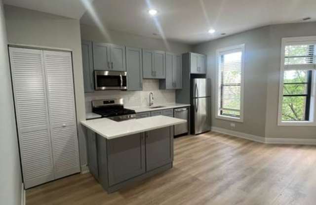 422 W Belden Ave