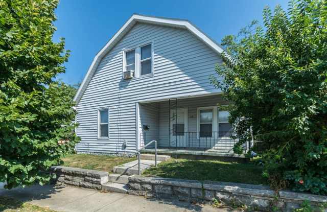 113 E 15th - 4 Bed/2 Bath - Updated kitchen and bath!